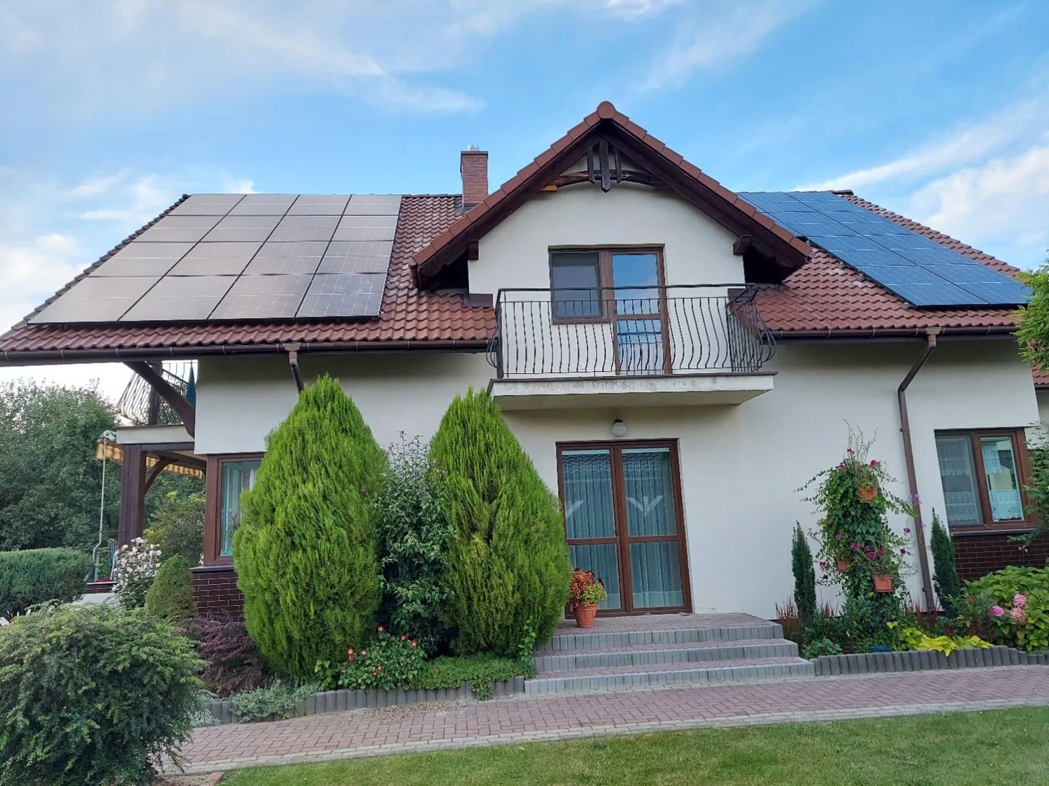Fotowoltaika na dachu domu jednorodzinnego wykonana przez NOVATE