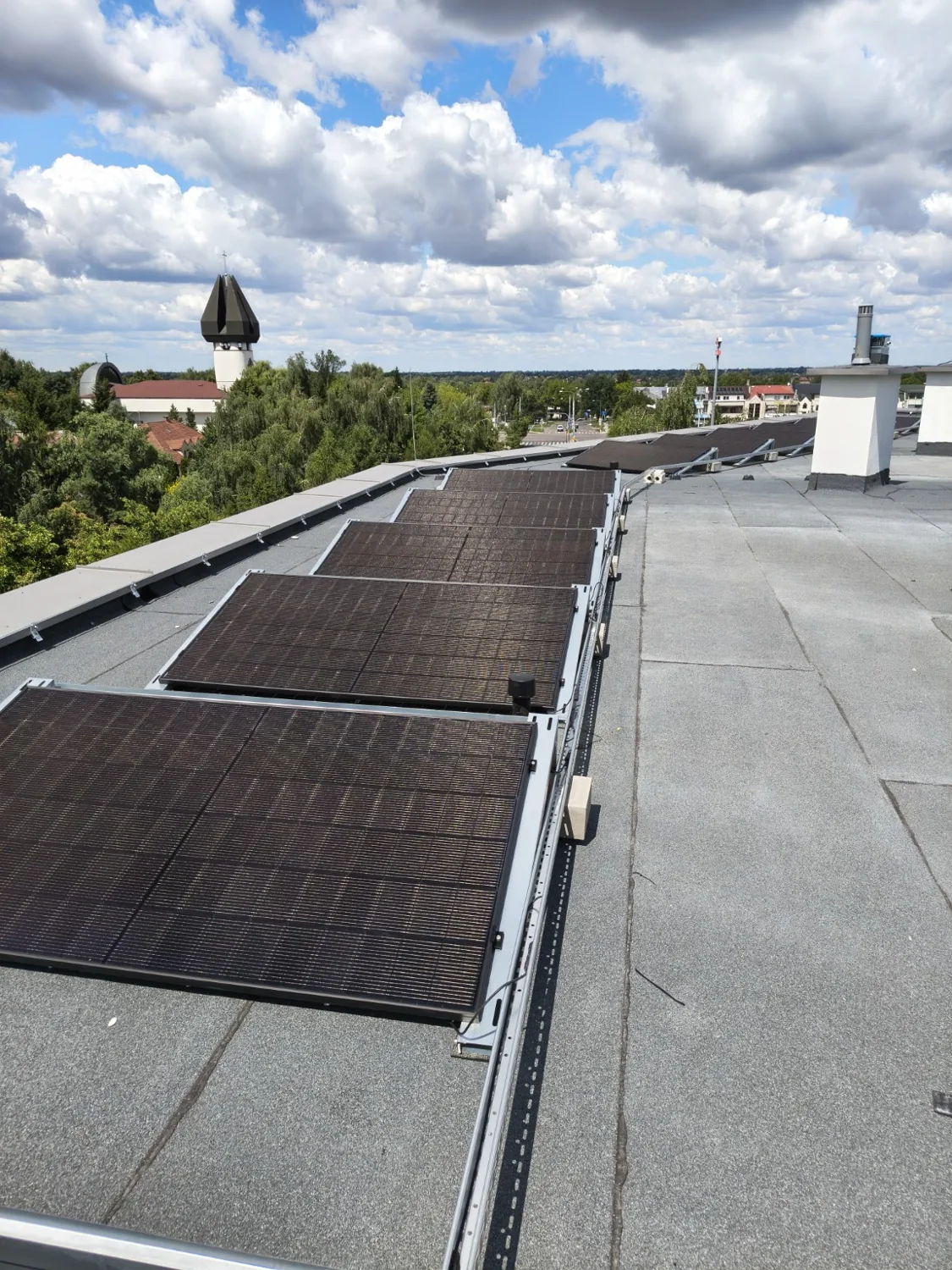 Rozległa instalacja PV na dachu obiektu