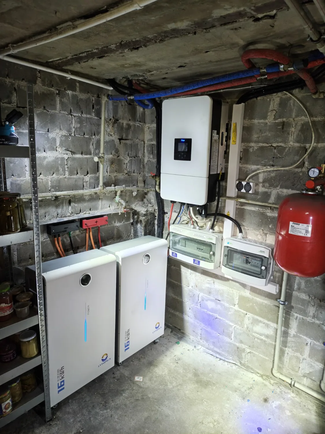 System Deye z magazynami energii w istniejącym budynku